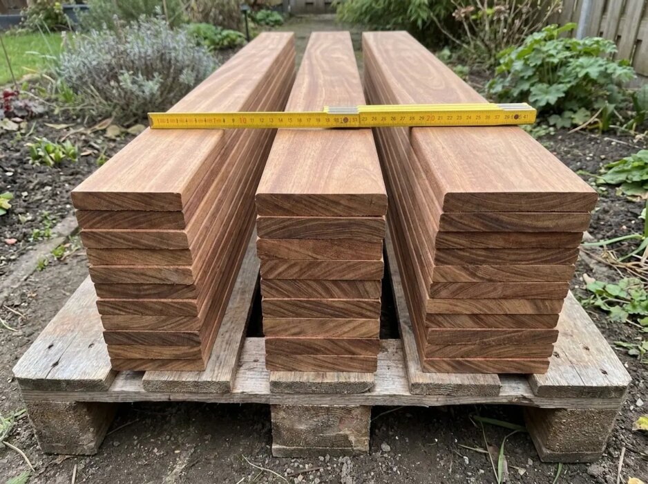 Ipe Zaunlatten mit 5, 7 und 9 cm Breite nebeneinander auf einer Palette Ipe Zaunlatten mit 5, 7 und 9 cm Breite nebeneinander auf einer Palette
