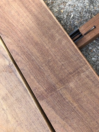 Mehrere Terrassendielen aus Ipe Hartholz bereit für den Terrassenbau