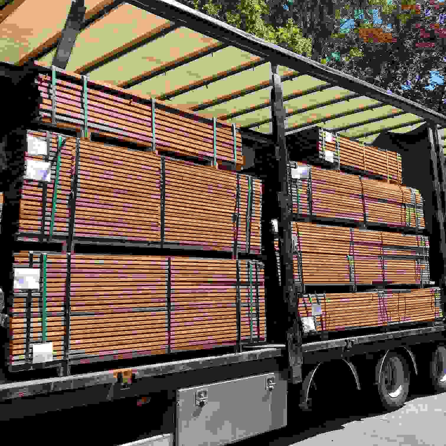 Ein Lkw beladen mit Ipe Hartholz für die zuverlässige Lieferung beim Kunden vor Ort