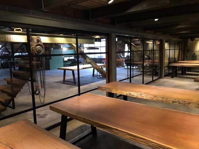 Moderne Stahltüren und Tische stilvoll präsentiert im Ausstellungsraum von Hartholz Discount