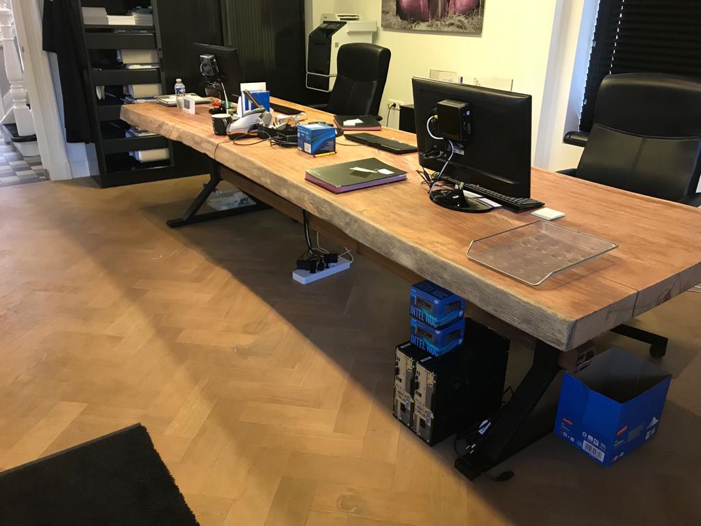 Massiver Baumstamm Tisch aus edlem Angelim Pedra Hartholz für den Innenbereich