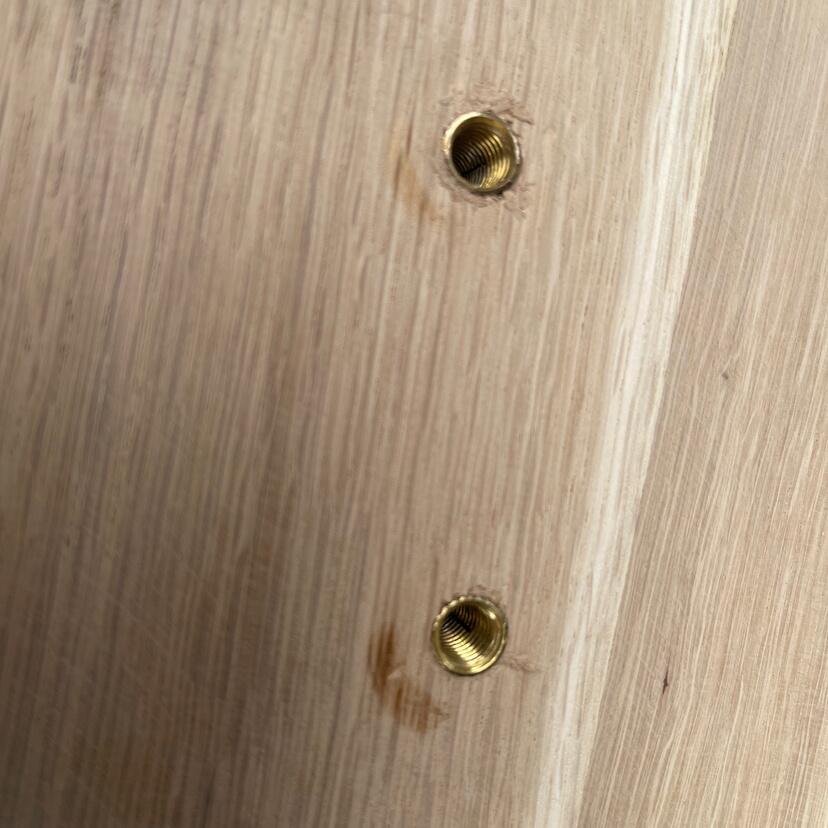 Eichenholztisch aus geschliffenem Holz mit integrierten Metallbuchsen für das Untergestell