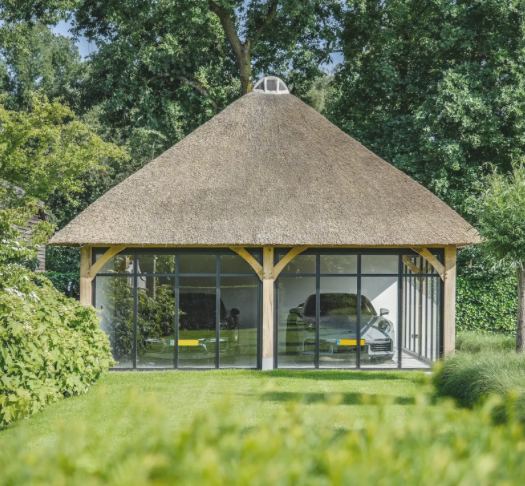 Offenes Eichen-Poolhouse-Interieur mit Loungebank, Tisch mit Baumstammplatte und Poolblick