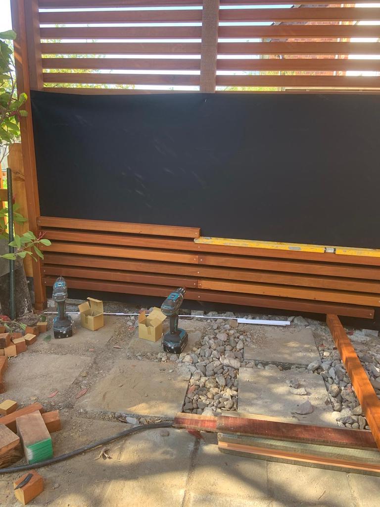 Epdm Sichtschutzplane mit modernem Ipe Zaun 4,0 x 4,0 lamellen