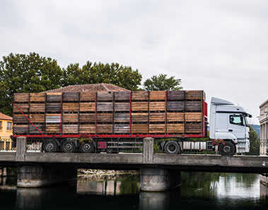 Ein Lkw von Hartholz Discount transportiert Holzpakete zuverlässig zum Kunden