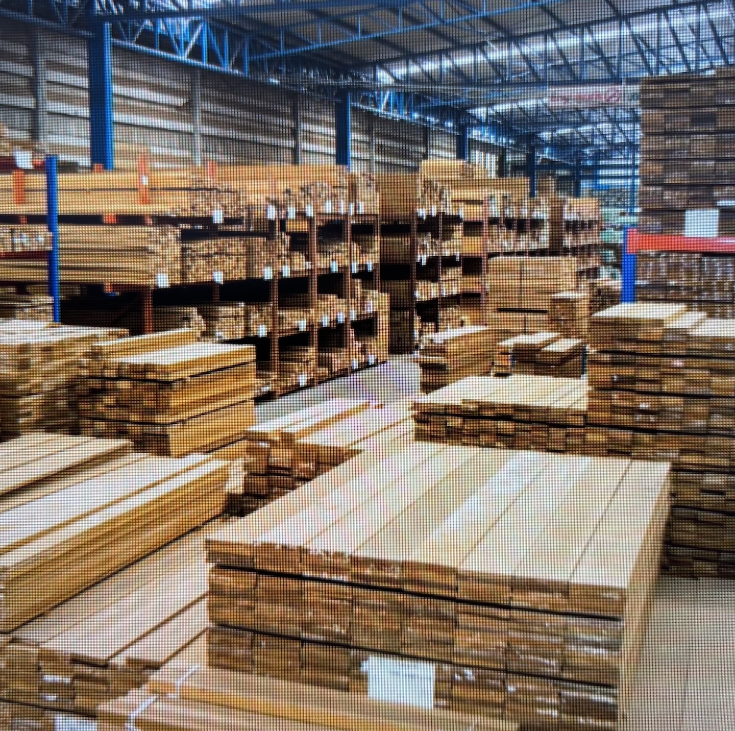 Großes Holzlager mit umfangreichem Hartholzbestand für B2B-Kunden