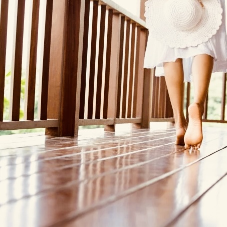 Glatte Dielen aus Ipe Holz bieten ein angenehmes Barfußgefühl auf der modernen Terrasse