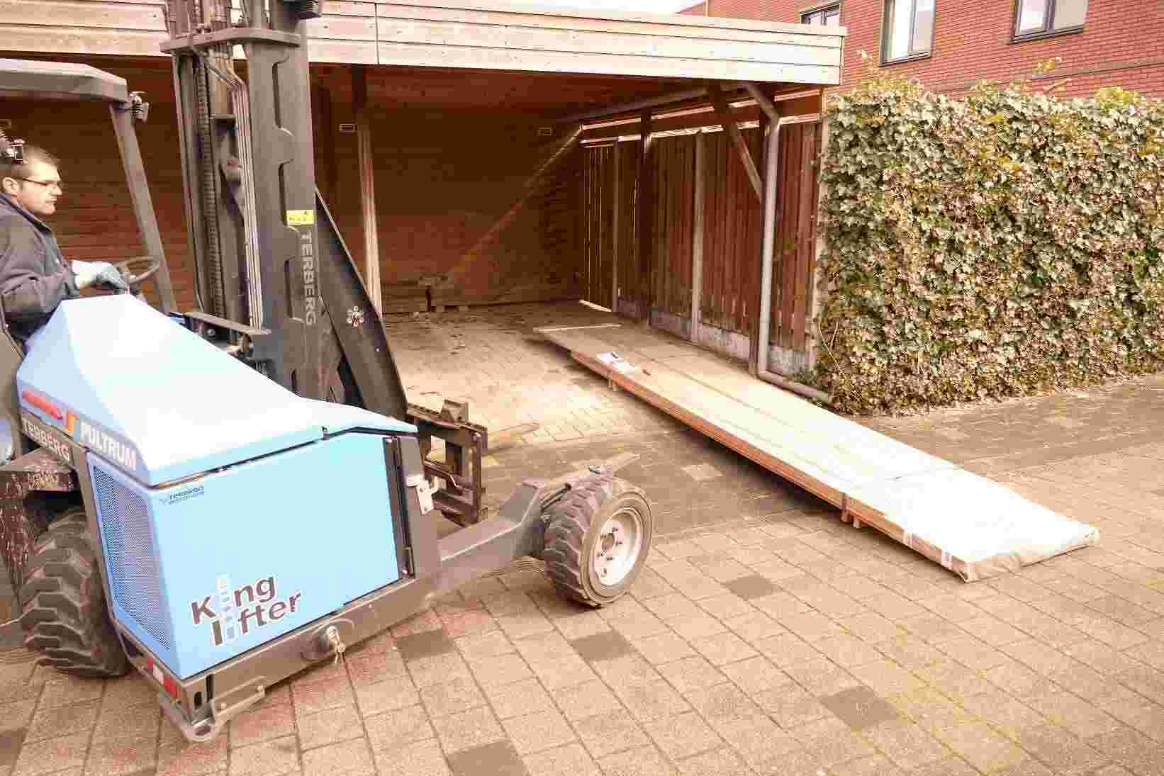 Ein mobiler Mitnahmestapler entlädt ein schweres Holzpaket direkt beim Kunden vor Ort