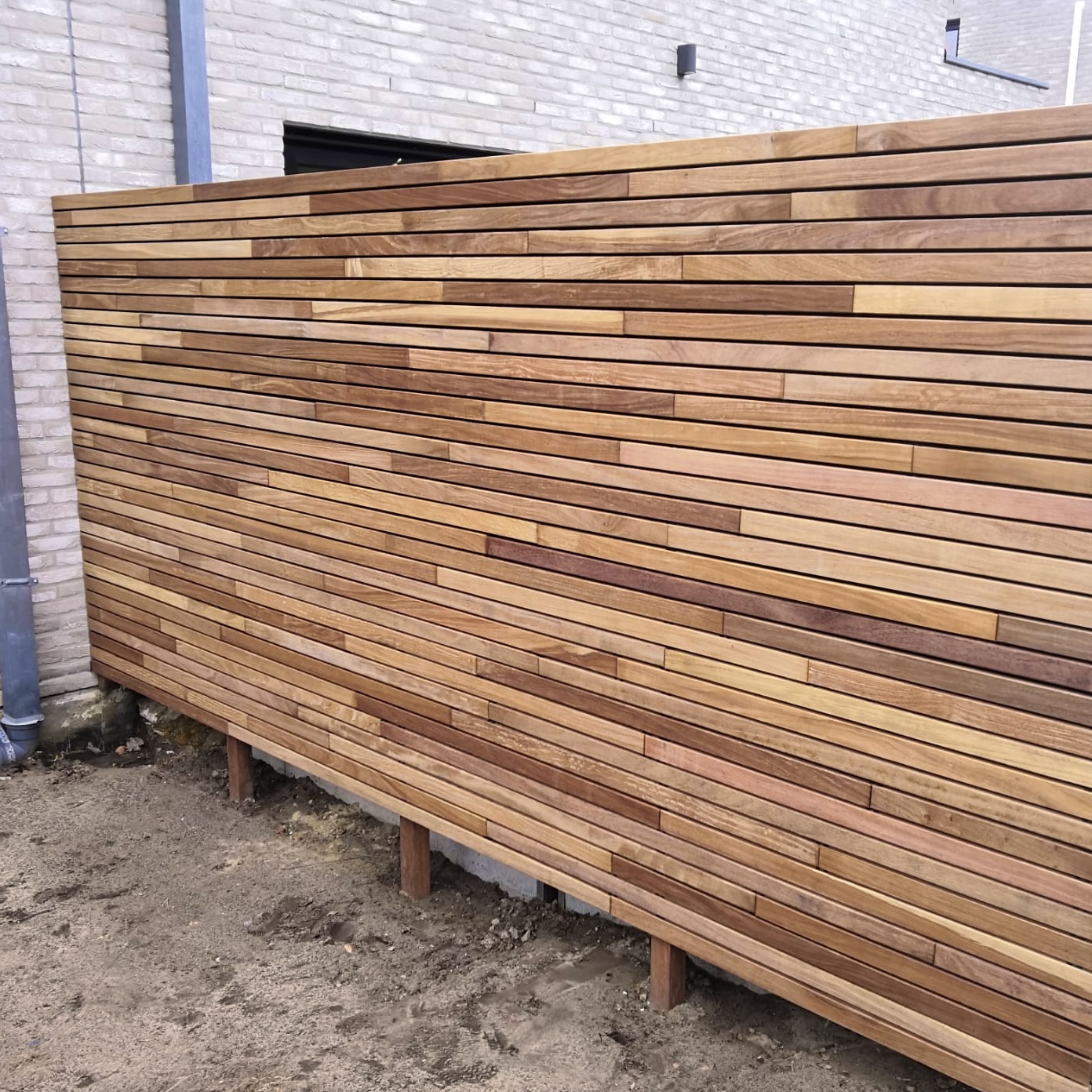 Ipe Hartholzzaun mit fünf Zentimeter Latten Ipe Holzlatten mit fünf Zentimetern Breite bilden einen eleganten Sichtschutz im Außenbereich