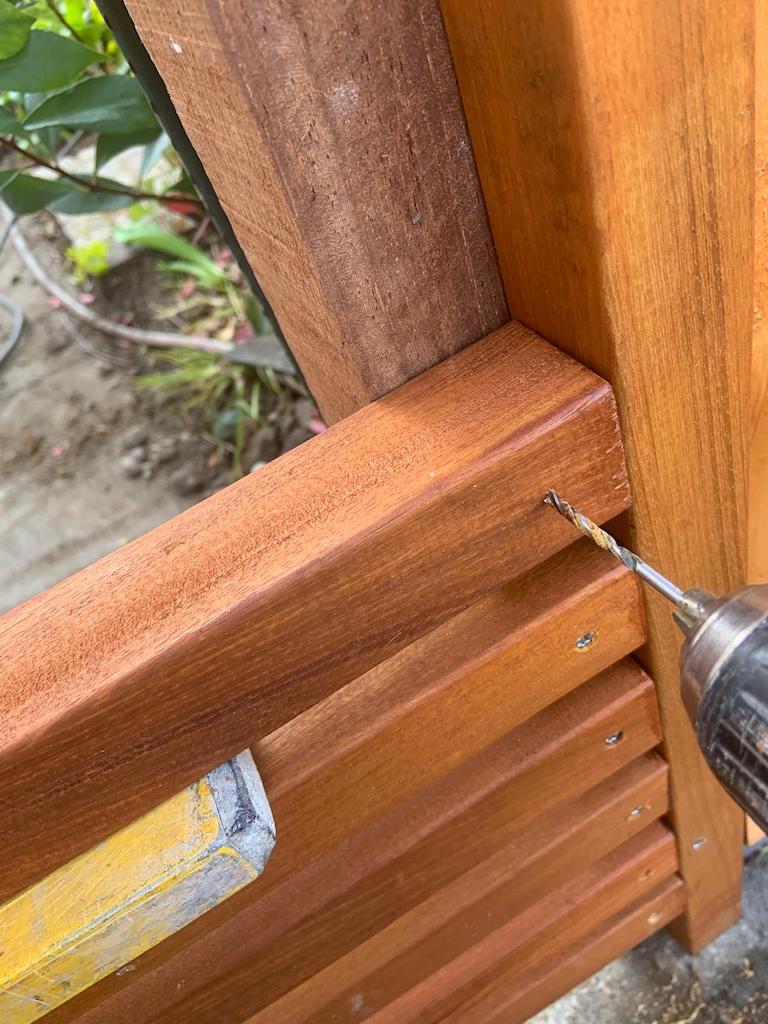 Moderner Ipe-Zaun vorgebohrt mit 4 mm Bohrer