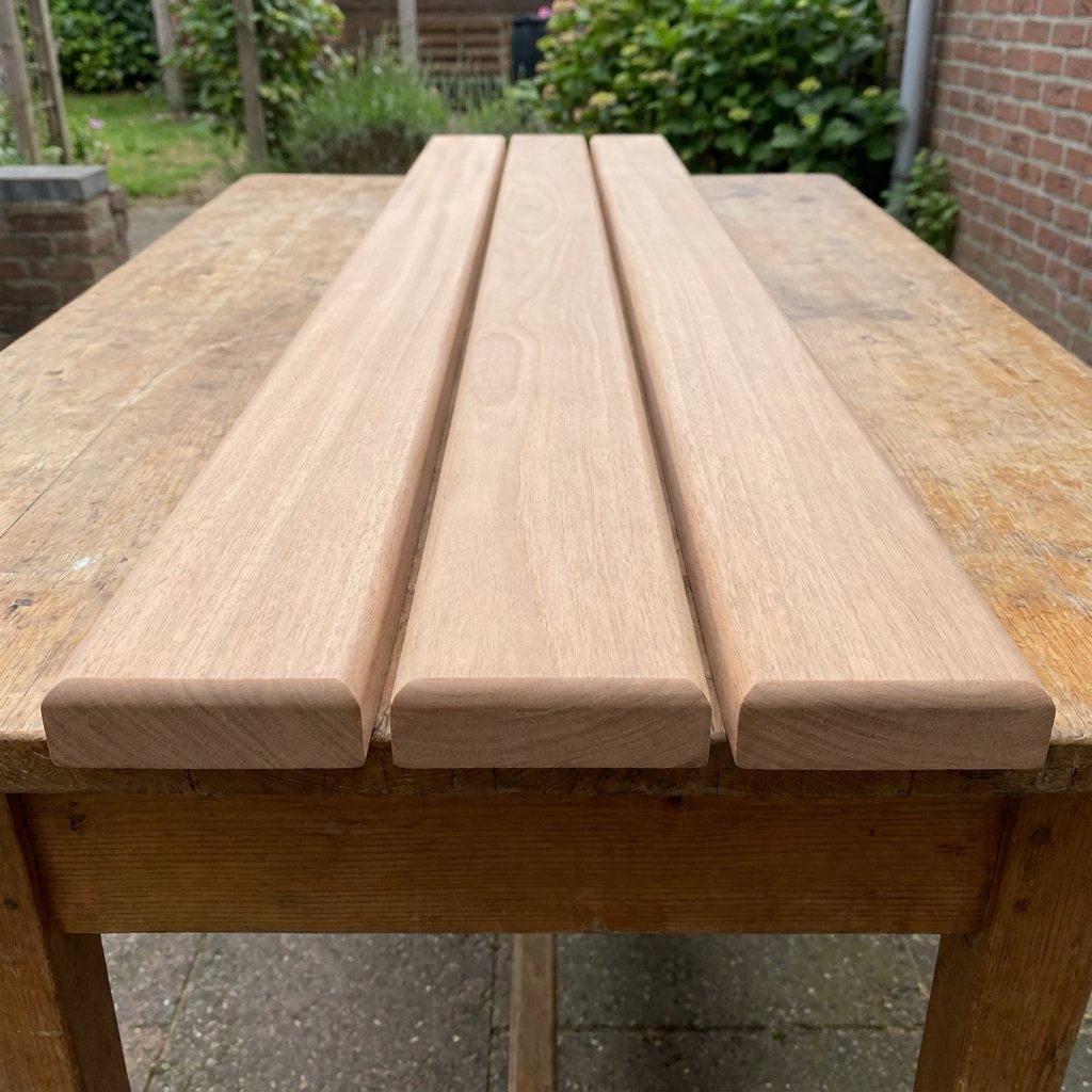 Retouren & Rücksendungen von intakten Holzbrettern Drei glatte Holzleisten auf einem Tisch zur Prüfung für Retouren & Rücksendungen