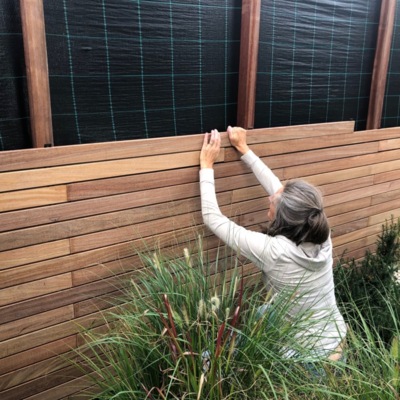 Ipe Lamellenzaun mit horizontalen Holzleisten für eine exklusive Gartengestaltung