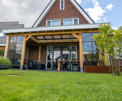 Moderne Veranda aus Eichenholz mit Flachdach als stilvoller Anbau an einem Wohnhaus