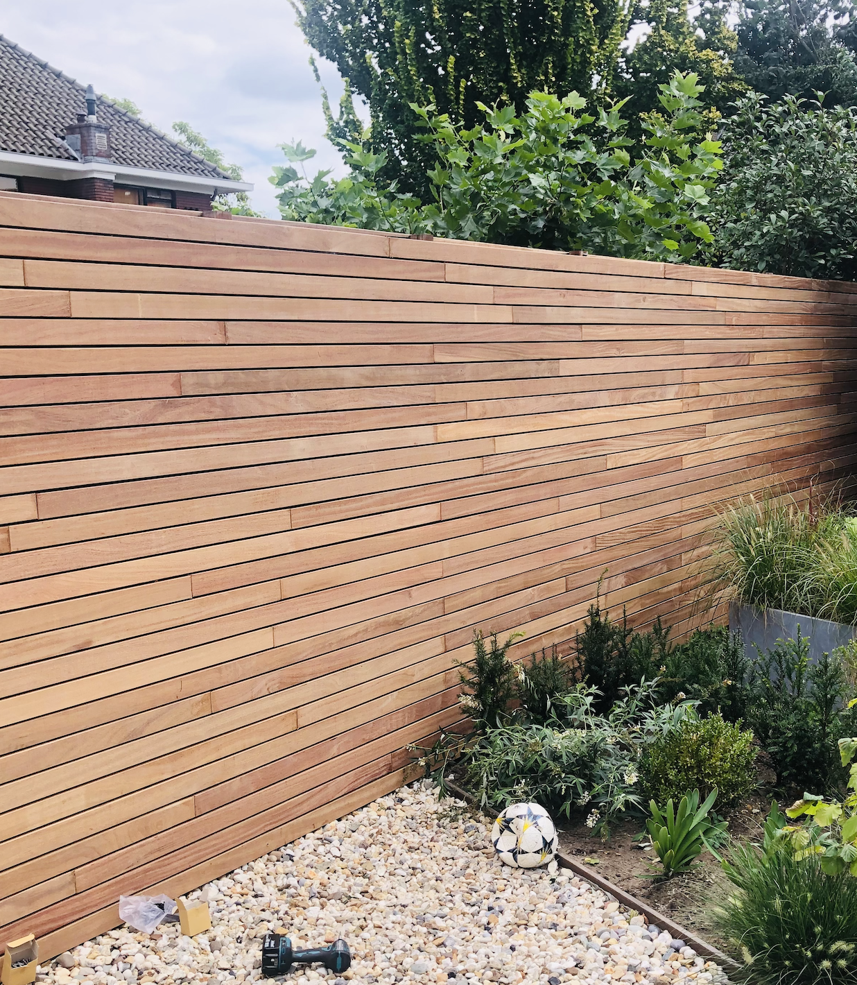 Moderner Lamellenzaun Details