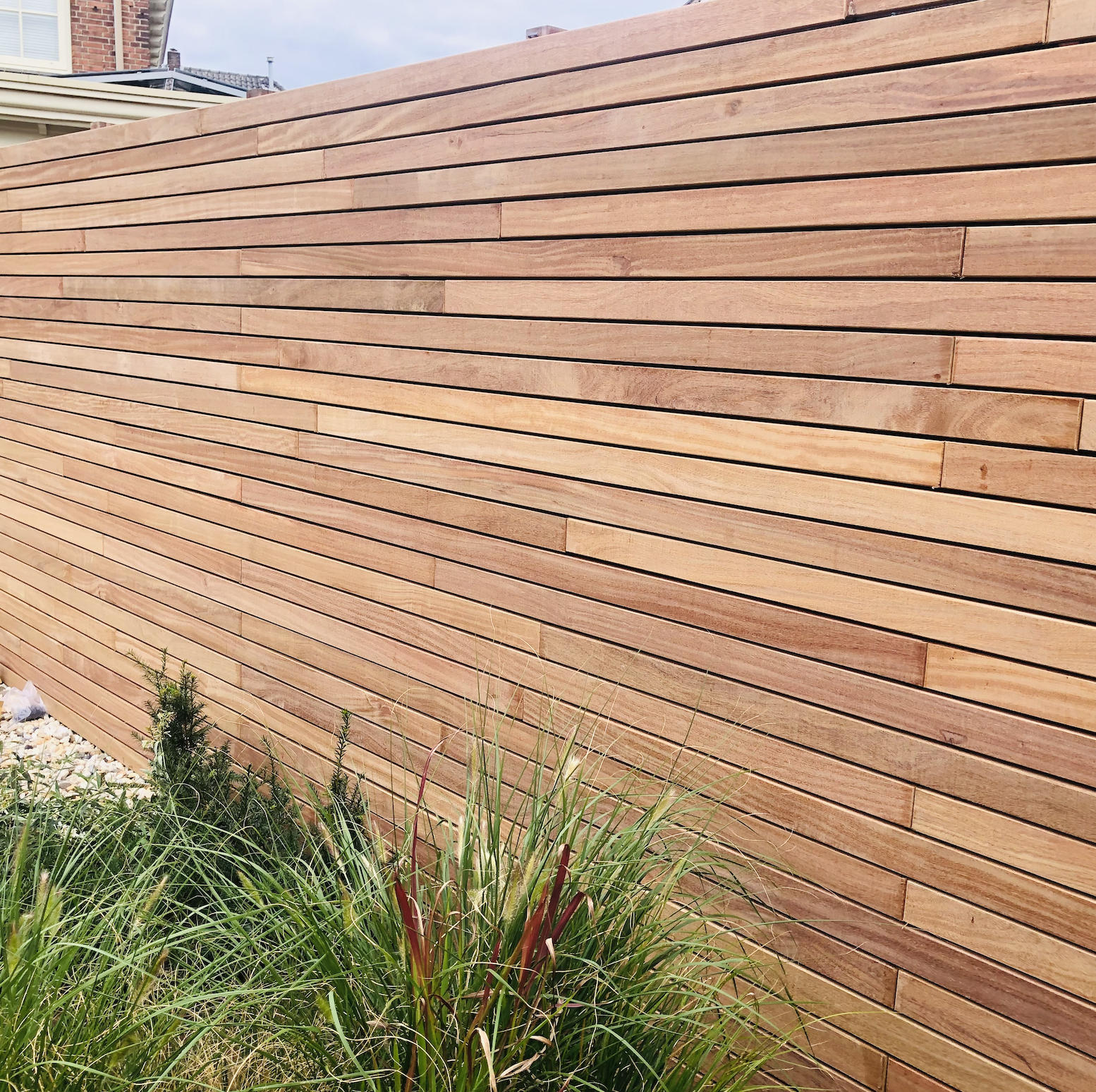 Moderner Holzzaun im Garten mit blickdichtem EPDM Sichtschutz in Anthrazit f&uuml;r volle Privatsph&auml;re.