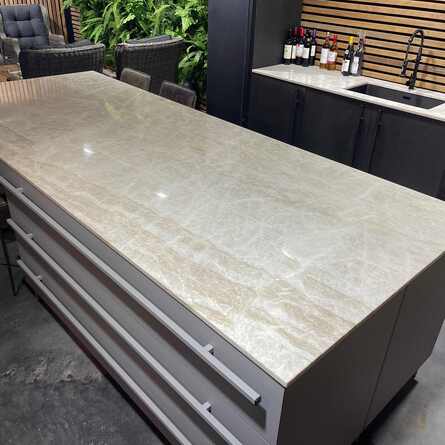 Moderne schwarze Kücheninsel aus Stahl mit stilvoller Arbeitsplatte in einer luxuriösen Küche