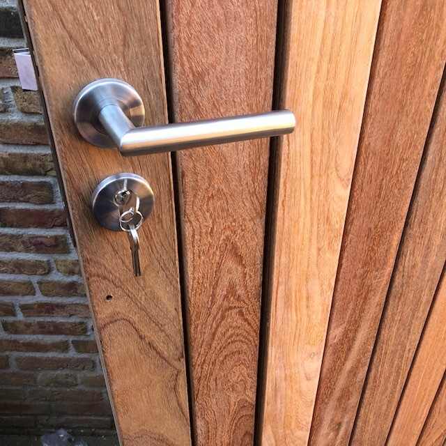 Detailansicht eines passenden Ipe Blickdichte Ipe Sichtschutztür