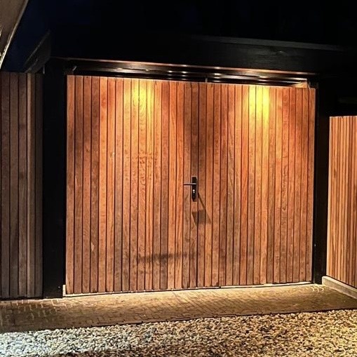 Doppeltes IPE-Gartentor mit Stahlrahmen und LED-Beleuchtung