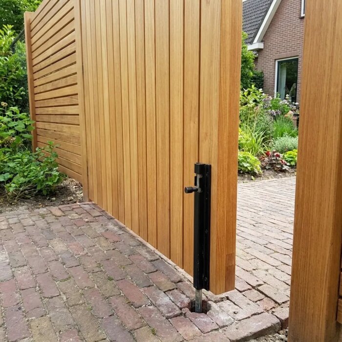 Detail des schwarzen Bodenfeststellers am feststehenden Flügel des doppelten Teak Tores
