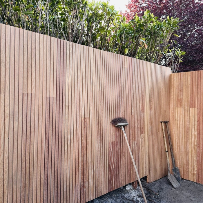Dreifachbohlen Ipe-Holz vertikal montiert moderner Zaun 