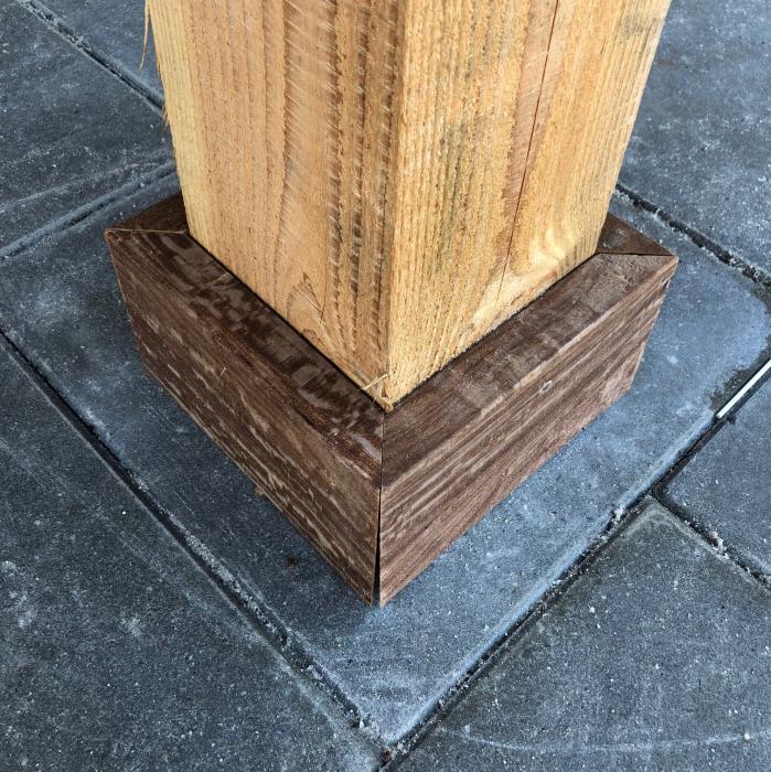 Detailansicht von einem stabilen Pfostenfuß einer hochwertigen Terrassenüberdachung aus Echtholz