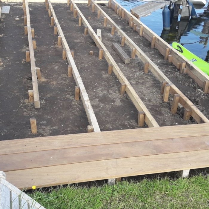 Träger ipe holz mit Gründungspfählen 