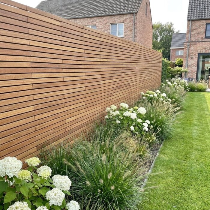 Ipe Lamellenwand mit 5 cm Lamellen als Gartenwand hinter einem Beet