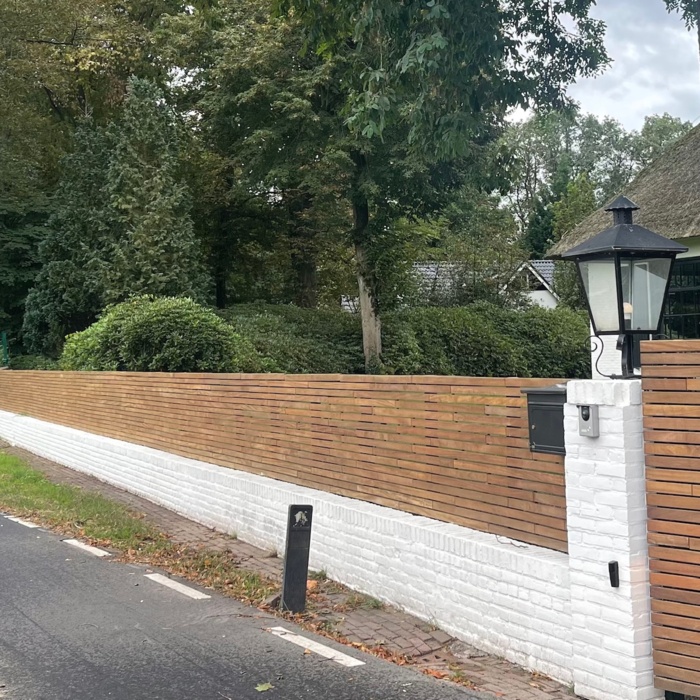 Ipé Lamellenzaun auf Gartenmauer montiert mit System-Clips