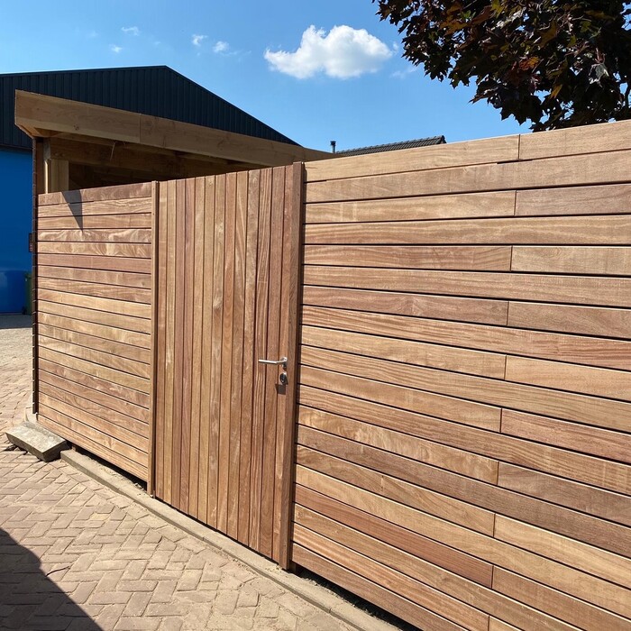 Rhombusleisten und Tor aus IPE in 9 cm breiten Brettern