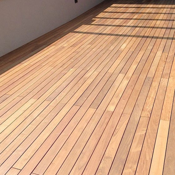 Großzügige Terrasse im Außenbereich gebaut mit glatt gehobelten Ipe Terrassendielen