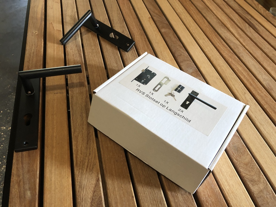 pé Tor 5 cm mit schwarzen Beschlägen