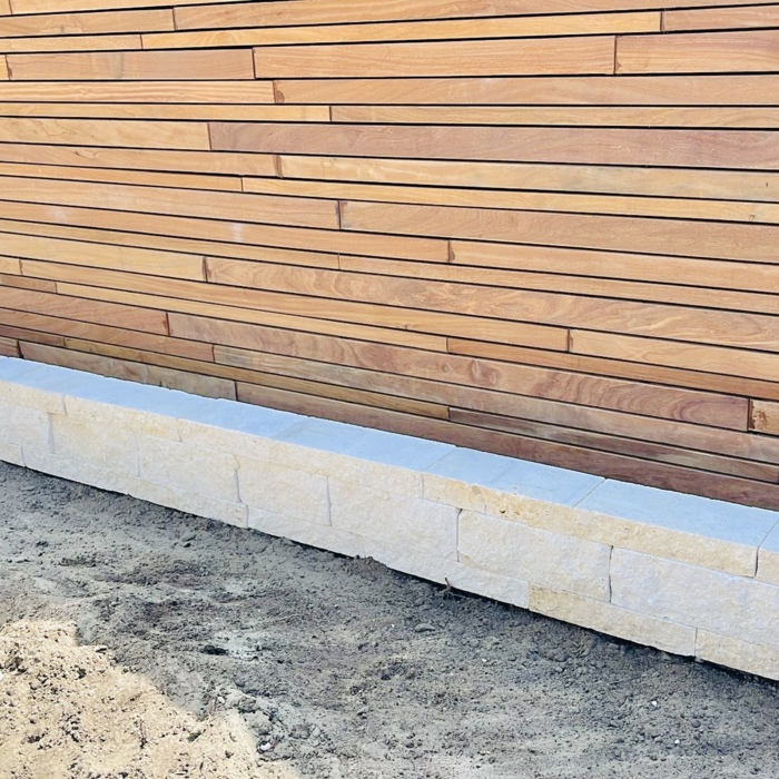 Ipé Lamellenzaun mit schwarzer EPDM-Folie für 100% Sichtschutz und modernen Kontrast.