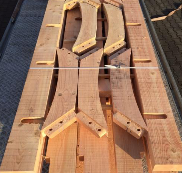 Vorgefertigte Hartholzbalken und geschwungene Kopfbänder zeigen feinste Holzbaukunst im Detail