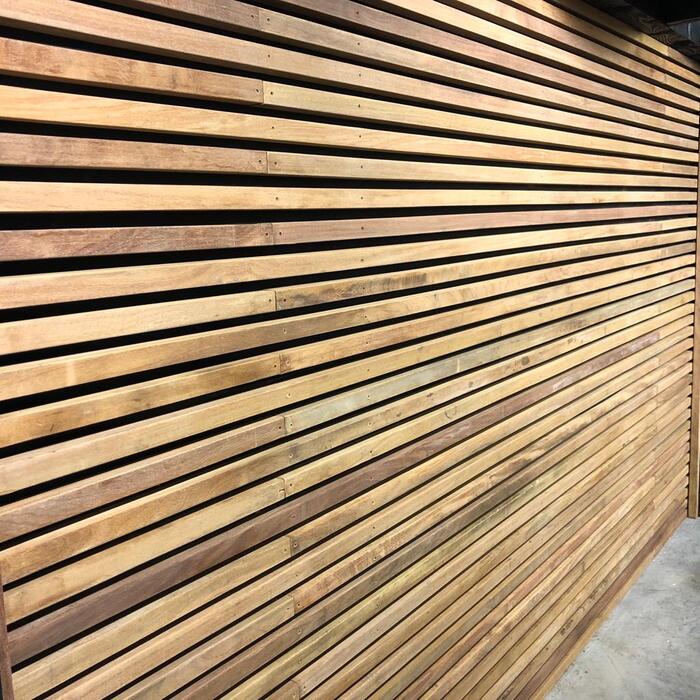 Moderne Wand aus Ipe-Holz in 4x4 Balken