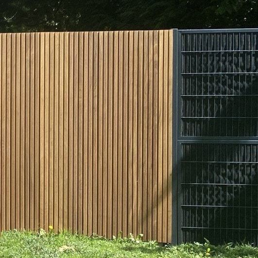 Moderner Senkrecht Zaun aus dreifachen Bohlen IPE WOOD vollständig geschlossen