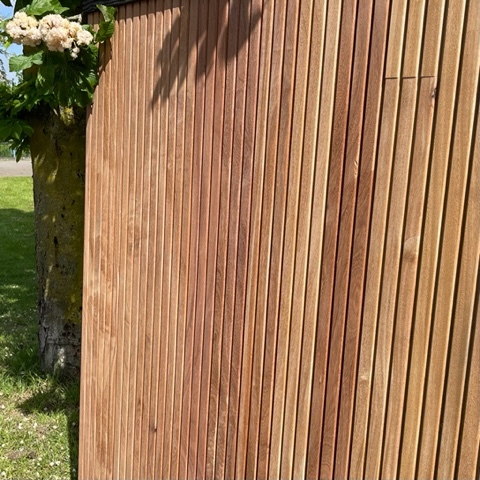 Moderner vertikaler Zaun aus Hartholz Ipe Dreifachprofil