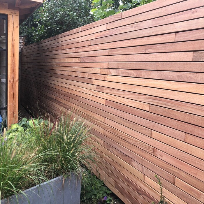 Moderner Zaun aus 7 cm breitem Ipe Holz