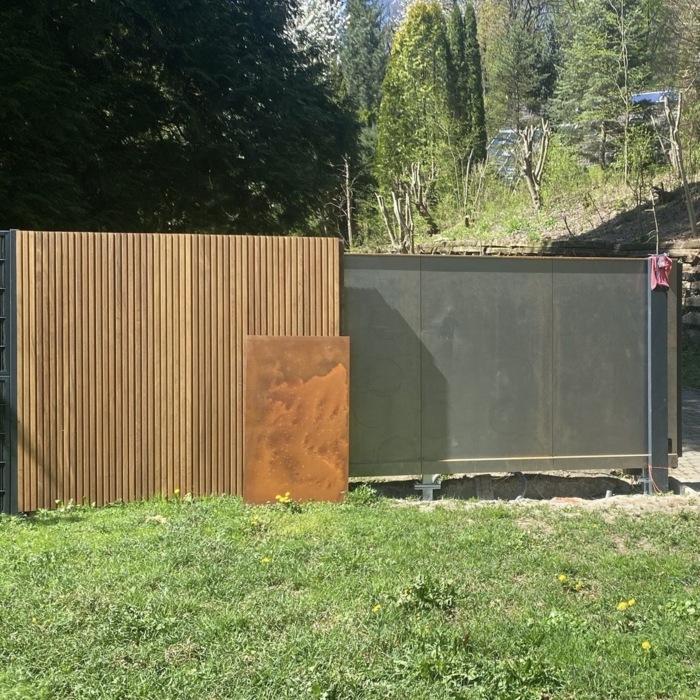 Moderner Zaun senkrecht IPE-Holzdreifachlatten, vollständig geschlossener Zaun