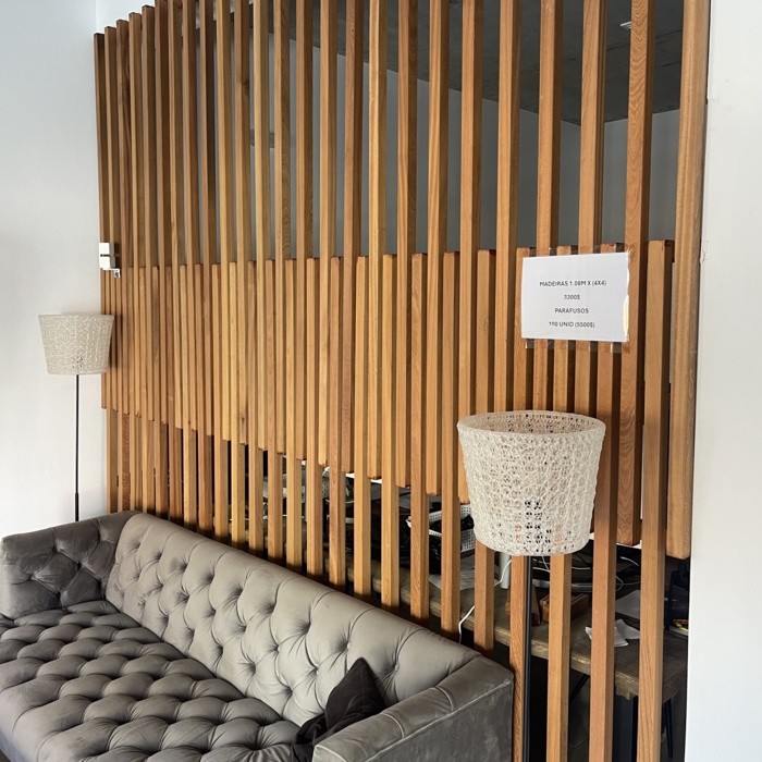 Konstruktion einer Ipé-Designwand mit horizontalem Rahmen und vertikalen 4x4-Balken