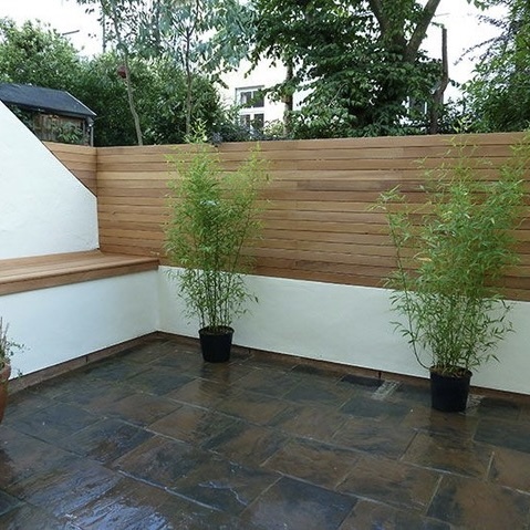 Niedriger Hartholz Gartenzaun aus Ipé als Komplett-Set auf Mauer