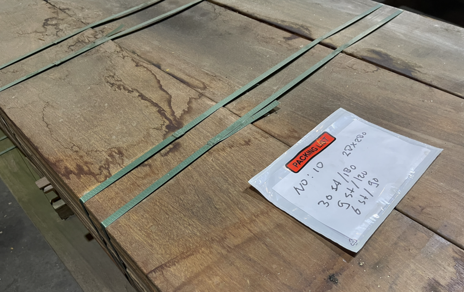 Stapel mit breiten Brettern aus robustem Hartholz für verschiedene Projekte im Garten