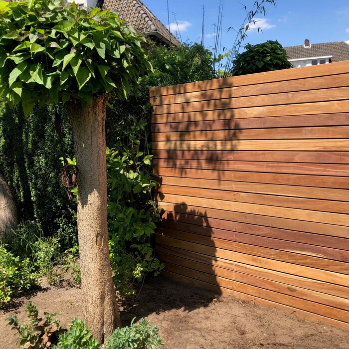 Moderner Ipé Zaun mit Holzleisten | Rhombus-Zaun