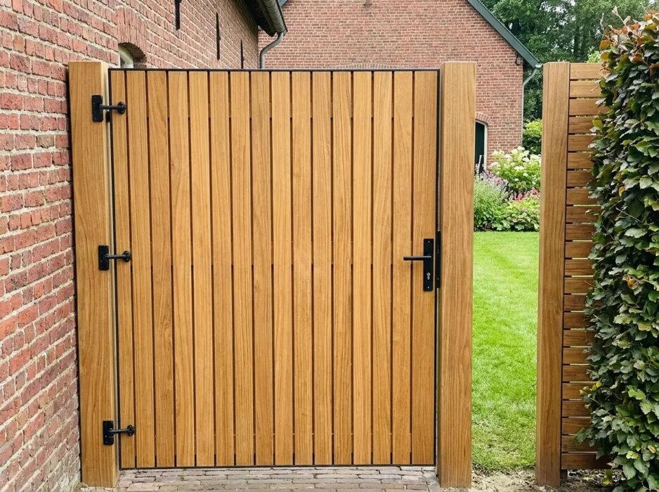 Teak breites Tor nach Maß, beidseitig mit 9 cm Lamellen beplankt