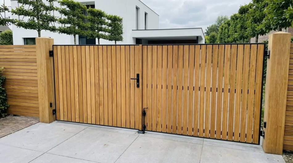 Teak Doppeltor nach Maß an einer modernen Villa, 5 cm Lamellen