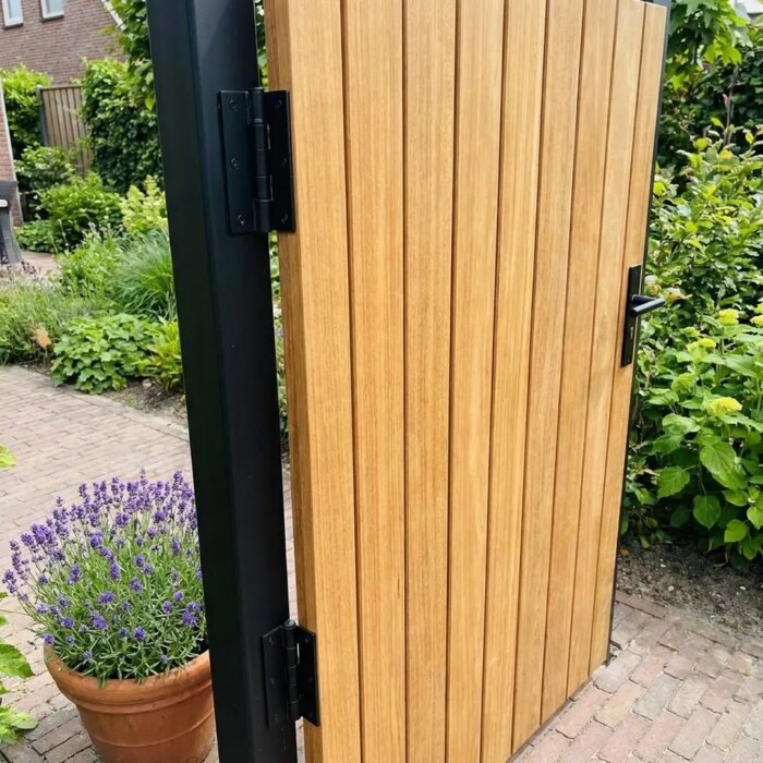 Detail des schwarzen Bandes am Teakholz Gartentor mit 7 cm Lamellen