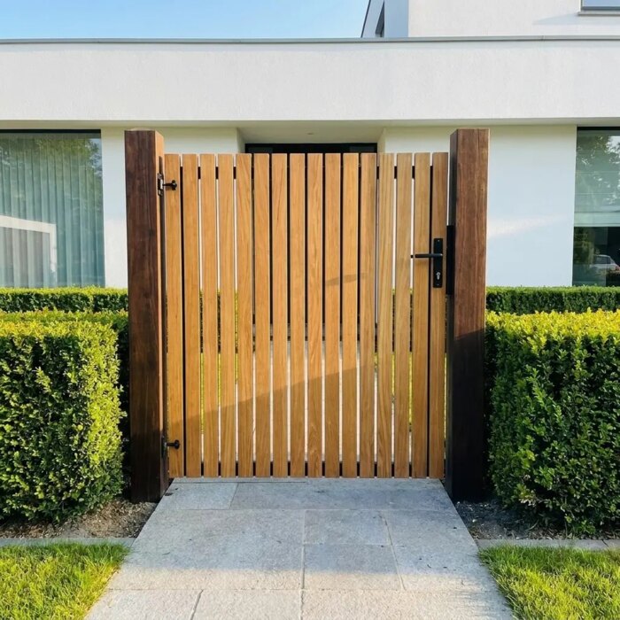 Gartentor aus Teakholz mit 7 cm Lamellen im Vorgarten eines modernen weißen Hauses