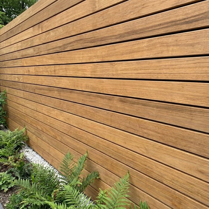 Teak Lamellen 5 cm im wilden Verband, ohne sichtbare Schrauben