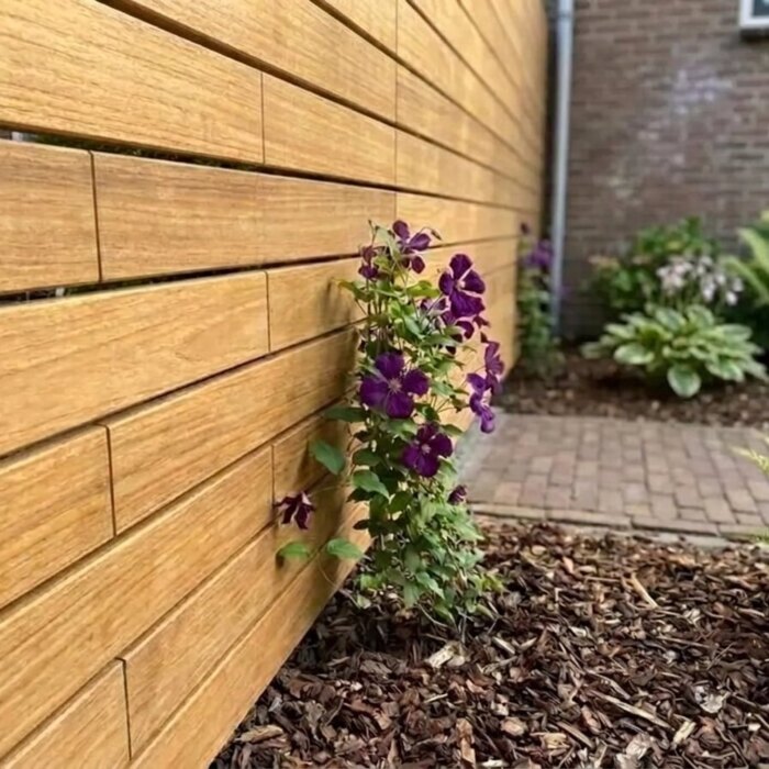 Teak Lamellen 7 cm mit Clips unsichtbar in der Fuge, an einem Azobé Pfosten