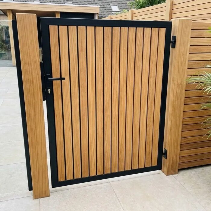 Ein Tor zum Pool oder zur Terrasse: Teak Tor nach Maß zwischen Terrasse und Pool, 9 cm Lamellen