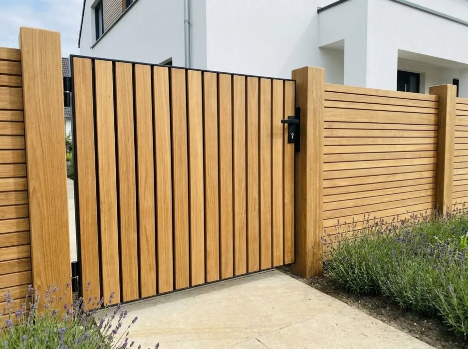 Teak Tor nach Maß am Vorgarten, 5 cm Lamellen